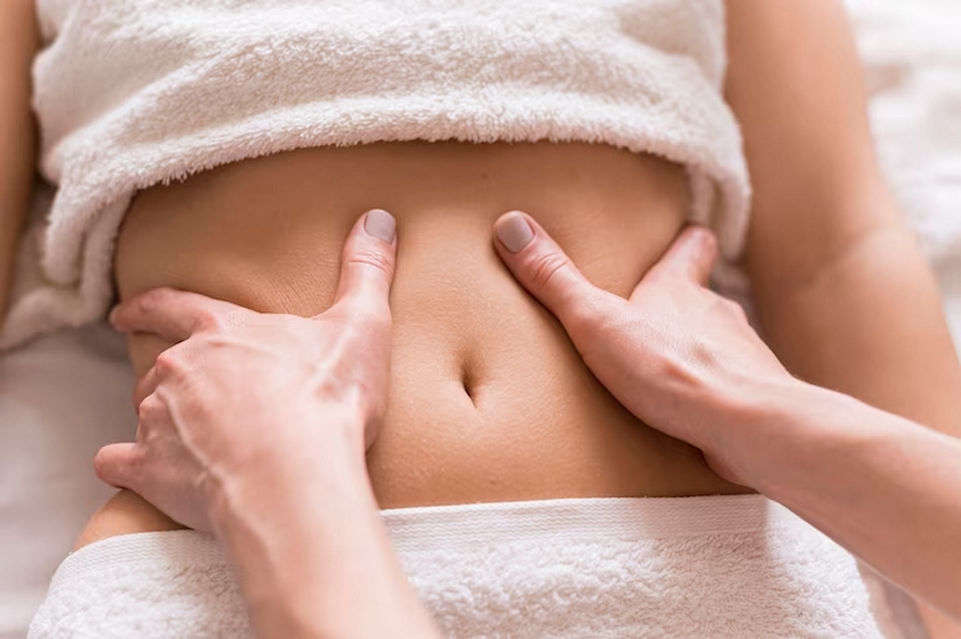 What makes stomach massages convenient is the fact that they can be performed from the comfort of one's home (Image via freepik)